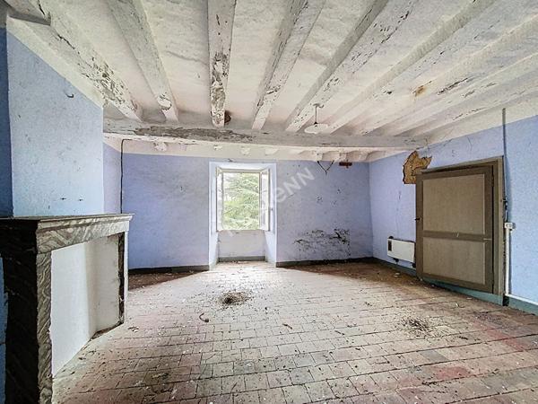 A VENDRE - Maison dans le bourg de Chambellay à rénover - beau potentiel - avec terrain et garage