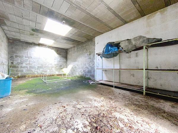 A VENDRE - Maison dans le bourg de Chambellay à rénover - beau potentiel - avec terrain et garage