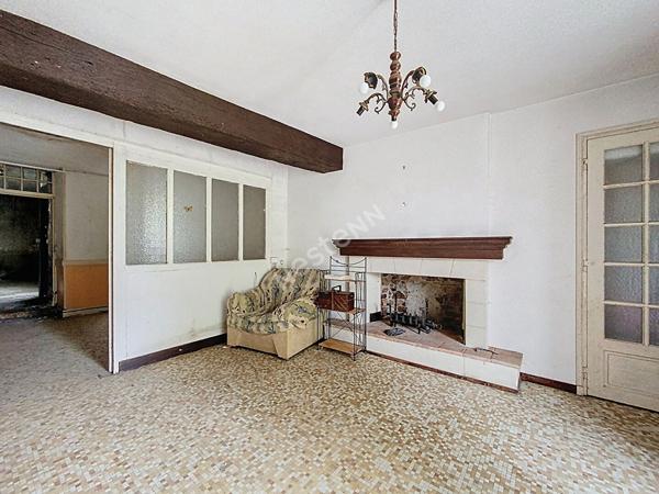 A VENDRE - Maison dans le bourg de Chambellay à rénover - beau potentiel - avec terrain et garage