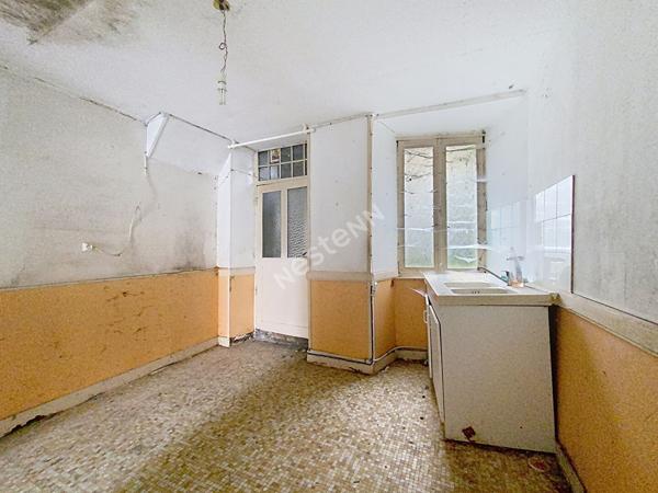 A VENDRE - Maison dans le bourg de Chambellay à rénover - beau potentiel - avec terrain et garage