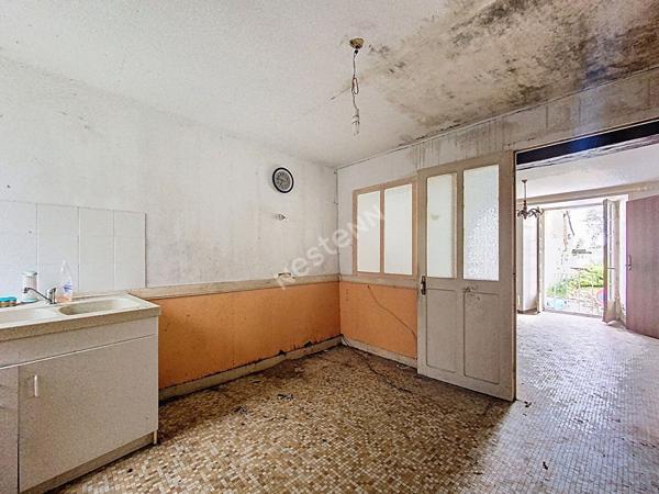A VENDRE - Maison dans le bourg de Chambellay à rénover - beau potentiel - avec terrain et garage