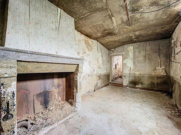 A VENDRE - Maison dans le bourg de Chambellay à rénover - beau potentiel - avec terrain et garage