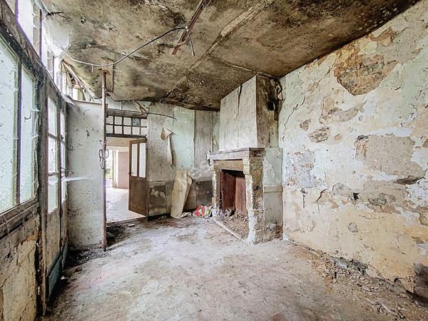 A VENDRE - Maison dans le bourg de Chambellay à rénover - beau potentiel - avec terrain et garage
