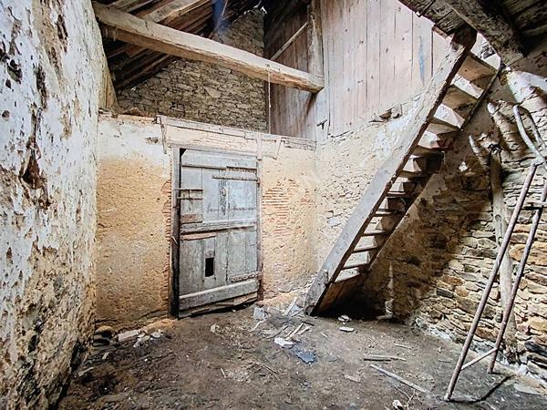 A VENDRE - Maison dans le bourg de Chambellay à rénover - beau potentiel - avec terrain et garage