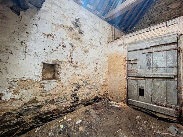 A VENDRE - Maison dans le bourg de Chambellay à rénover - beau potentiel - avec terrain et garage