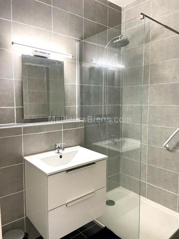 ANTIBES- DERNIER ETAGE-appartement 56m2 dans résidence recherchée proche mer-piscine & tennis-faibles charges