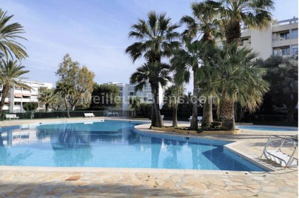 ANTIBES- DERNIER ETAGE-appartement 56m2 dans résidence recherchée proche mer-piscine & tennis-faibles charges