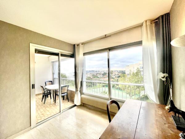 ANTIBES- DERNIER ETAGE-appartement 56m2 dans résidence recherchée proche mer-piscine & tennis-faibles charges