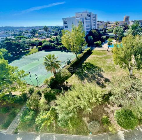 ANTIBES- DERNIER ETAGE-appartement 56m2 dans résidence recherchée proche mer-piscine & tennis-faibles charges