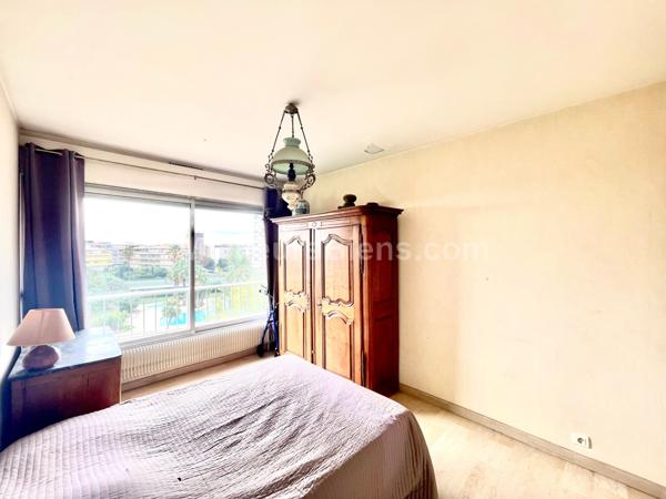 ANTIBES- DERNIER ETAGE-appartement 56m2 dans résidence recherchée proche mer-piscine & tennis-faibles charges