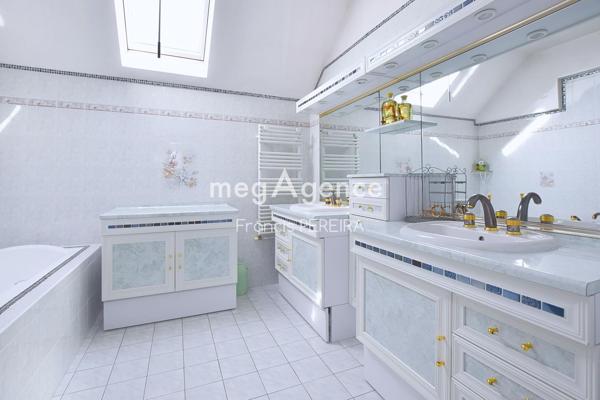 Maison à Les Alluets-le-Roi, 78580 - 8 pièces 182m²