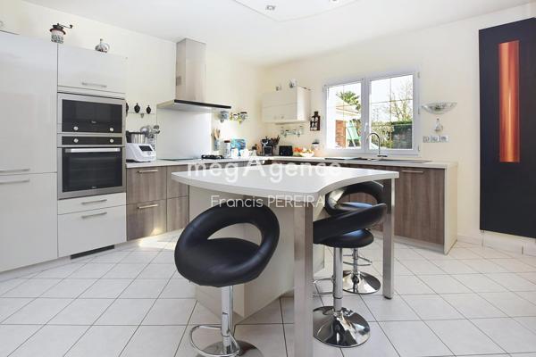 Maison à Les Alluets-le-Roi, 78580 - 8 pièces 182m²