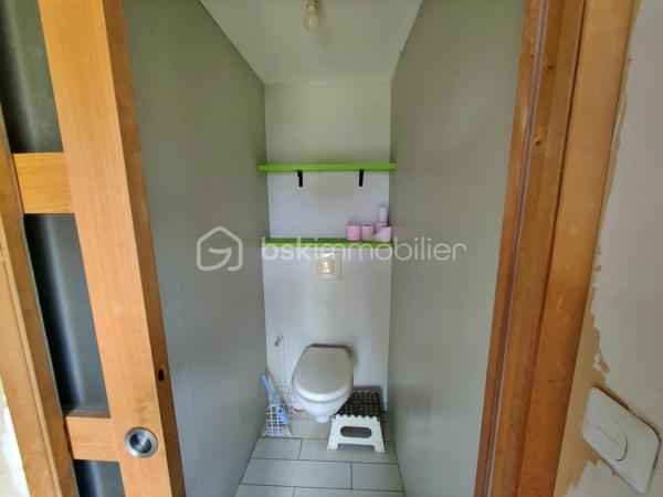 🏡 À VENDRE – Fermette avec potentiel de 115 m² à Jussy-le-Chaudrier 

Calme absolu – Grand terrain arboré – Travaux à finir
Située à Jussy-le-Chaudrier, découvrez cette fermette pleine de charme à finir de rénover, offrant 75 m² habitables aujourd’hui, avec un potentiel total de 115 m².

🏠 Descriptif du bien :
Rez-de-chaussée :
	• Cuisine de 15 m²
	• Salle d’eau (douche + lavabo)
	• WC séparé
	• Salon lumineux de 20,6 m²
	• Pièce à terminer de 21,5 m², idéale pour une future salle à manger
Étage :
	• Palier desservant :
		○ Un WC
		○ Une salle de bain
		○ Une chambre de 14 m² (possibilité de la diviser en deux chambres indépendantes)
		○ Grenier aménageable de 20 m², parfait pour une suite parentale

🛠️ Caractéristiques techniques :
	• Chauffage électrique
	• Double vitrage PVC sur toutes les menuiseries
	• Vélux bois double vitrage à l’étage
	• Assainissement individuel 
	• Toiture récente 

🌳 Extérieur :
	• Grand terrain arboré de 4 060 m²
	• Environnement ultra calme, aucun vis-à-vis, parfait pour les amoureux de la nature

💡 Un bien idéal pour un projet familial ou une résidence secondaire à personnaliser à votre goût.
📞 Contactez moi dès maintenant pour plus d’informations ou pour organiser une visite 06.61.74.25.29.

Photos supplémentaires disponibles sur BSK IMMOBILIER > Nos conseillers > Julien LELONG.

Informations annonce: