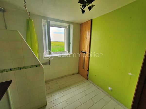 🏡 À VENDRE – Fermette avec potentiel de 115 m² à Jussy-le-Chaudrier 

Calme absolu – Grand terrain arboré – Travaux à finir
Située à Jussy-le-Chaudrier, découvrez cette fermette pleine de charme à finir de rénover, offrant 75 m² habitables aujourd’hui, avec un potentiel total de 115 m².

🏠 Descriptif du bien :
Rez-de-chaussée :
	• Cuisine de 15 m²
	• Salle d’eau (douche + lavabo)
	• WC séparé
	• Salon lumineux de 20,6 m²
	• Pièce à terminer de 21,5 m², idéale pour une future salle à manger
Étage :
	• Palier desservant :
		○ Un WC
		○ Une salle de bain
		○ Une chambre de 14 m² (possibilité de la diviser en deux chambres indépendantes)
		○ Grenier aménageable de 20 m², parfait pour une suite parentale

🛠️ Caractéristiques techniques :
	• Chauffage électrique
	• Double vitrage PVC sur toutes les menuiseries
	• Vélux bois double vitrage à l’étage
	• Assainissement individuel 
	• Toiture récente 

🌳 Extérieur :
	• Grand terrain arboré de 4 060 m²
	• Environnement ultra calme, aucun vis-à-vis, parfait pour les amoureux de la nature

💡 Un bien idéal pour un projet familial ou une résidence secondaire à personnaliser à votre goût.
📞 Contactez moi dès maintenant pour plus d’informations ou pour organiser une visite 06.61.74.25.29.

Photos supplémentaires disponibles sur BSK IMMOBILIER > Nos conseillers > Julien LELONG.

Informations annonce: