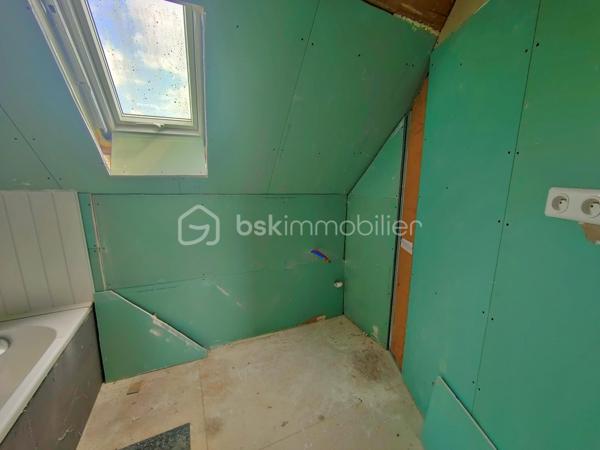 🏡 À VENDRE – Fermette avec potentiel de 115 m² à Jussy-le-Chaudrier 

Calme absolu – Grand terrain arboré – Travaux à finir
Située à Jussy-le-Chaudrier, découvrez cette fermette pleine de charme à finir de rénover, offrant 75 m² habitables aujourd’hui, avec un potentiel total de 115 m².

🏠 Descriptif du bien :
Rez-de-chaussée :
	• Cuisine de 15 m²
	• Salle d’eau (douche + lavabo)
	• WC séparé
	• Salon lumineux de 20,6 m²
	• Pièce à terminer de 21,5 m², idéale pour une future salle à manger
Étage :
	• Palier desservant :
		○ Un WC
		○ Une salle de bain
		○ Une chambre de 14 m² (possibilité de la diviser en deux chambres indépendantes)
		○ Grenier aménageable de 20 m², parfait pour une suite parentale

🛠️ Caractéristiques techniques :
	• Chauffage électrique
	• Double vitrage PVC sur toutes les menuiseries
	• Vélux bois double vitrage à l’étage
	• Assainissement individuel 
	• Toiture récente 

🌳 Extérieur :
	• Grand terrain arboré de 4 060 m²
	• Environnement ultra calme, aucun vis-à-vis, parfait pour les amoureux de la nature

💡 Un bien idéal pour un projet familial ou une résidence secondaire à personnaliser à votre goût.
📞 Contactez moi dès maintenant pour plus d’informations ou pour organiser une visite 06.61.74.25.29.

Photos supplémentaires disponibles sur BSK IMMOBILIER > Nos conseillers > Julien LELONG.

Informations annonce:
