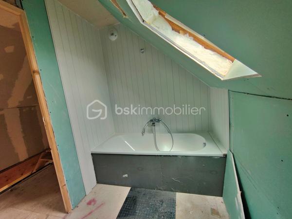 🏡 À VENDRE – Fermette avec potentiel de 115 m² à Jussy-le-Chaudrier 

Calme absolu – Grand terrain arboré – Travaux à finir
Située à Jussy-le-Chaudrier, découvrez cette fermette pleine de charme à finir de rénover, offrant 75 m² habitables aujourd’hui, avec un potentiel total de 115 m².

🏠 Descriptif du bien :
Rez-de-chaussée :
	• Cuisine de 15 m²
	• Salle d’eau (douche + lavabo)
	• WC séparé
	• Salon lumineux de 20,6 m²
	• Pièce à terminer de 21,5 m², idéale pour une future salle à manger
Étage :
	• Palier desservant :
		○ Un WC
		○ Une salle de bain
		○ Une chambre de 14 m² (possibilité de la diviser en deux chambres indépendantes)
		○ Grenier aménageable de 20 m², parfait pour une suite parentale

🛠️ Caractéristiques techniques :
	• Chauffage électrique
	• Double vitrage PVC sur toutes les menuiseries
	• Vélux bois double vitrage à l’étage
	• Assainissement individuel 
	• Toiture récente 

🌳 Extérieur :
	• Grand terrain arboré de 4 060 m²
	• Environnement ultra calme, aucun vis-à-vis, parfait pour les amoureux de la nature

💡 Un bien idéal pour un projet familial ou une résidence secondaire à personnaliser à votre goût.
📞 Contactez moi dès maintenant pour plus d’informations ou pour organiser une visite 06.61.74.25.29.

Photos supplémentaires disponibles sur BSK IMMOBILIER > Nos conseillers > Julien LELONG.

Informations annonce:
