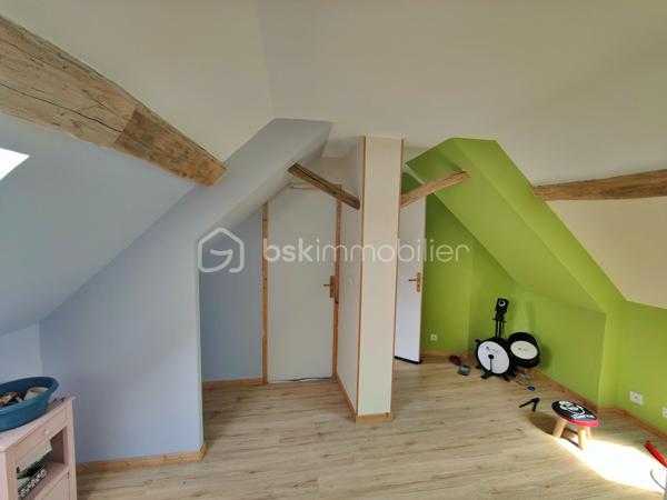 🏡 À VENDRE – Fermette avec potentiel de 115 m² à Jussy-le-Chaudrier 

Calme absolu – Grand terrain arboré – Travaux à finir
Située à Jussy-le-Chaudrier, découvrez cette fermette pleine de charme à finir de rénover, offrant 75 m² habitables aujourd’hui, avec un potentiel total de 115 m².

🏠 Descriptif du bien :
Rez-de-chaussée :
	• Cuisine de 15 m²
	• Salle d’eau (douche + lavabo)
	• WC séparé
	• Salon lumineux de 20,6 m²
	• Pièce à terminer de 21,5 m², idéale pour une future salle à manger
Étage :
	• Palier desservant :
		○ Un WC
		○ Une salle de bain
		○ Une chambre de 14 m² (possibilité de la diviser en deux chambres indépendantes)
		○ Grenier aménageable de 20 m², parfait pour une suite parentale

🛠️ Caractéristiques techniques :
	• Chauffage électrique
	• Double vitrage PVC sur toutes les menuiseries
	• Vélux bois double vitrage à l’étage
	• Assainissement individuel 
	• Toiture récente 

🌳 Extérieur :
	• Grand terrain arboré de 4 060 m²
	• Environnement ultra calme, aucun vis-à-vis, parfait pour les amoureux de la nature

💡 Un bien idéal pour un projet familial ou une résidence secondaire à personnaliser à votre goût.
📞 Contactez moi dès maintenant pour plus d’informations ou pour organiser une visite 06.61.74.25.29.

Photos supplémentaires disponibles sur BSK IMMOBILIER > Nos conseillers > Julien LELONG.

Informations annonce: