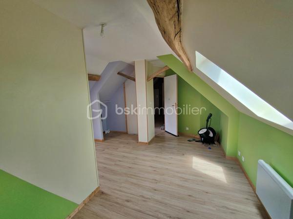 🏡 À VENDRE – Fermette avec potentiel de 115 m² à Jussy-le-Chaudrier 

Calme absolu – Grand terrain arboré – Travaux à finir
Située à Jussy-le-Chaudrier, découvrez cette fermette pleine de charme à finir de rénover, offrant 75 m² habitables aujourd’hui, avec un potentiel total de 115 m².

🏠 Descriptif du bien :
Rez-de-chaussée :
	• Cuisine de 15 m²
	• Salle d’eau (douche + lavabo)
	• WC séparé
	• Salon lumineux de 20,6 m²
	• Pièce à terminer de 21,5 m², idéale pour une future salle à manger
Étage :
	• Palier desservant :
		○ Un WC
		○ Une salle de bain
		○ Une chambre de 14 m² (possibilité de la diviser en deux chambres indépendantes)
		○ Grenier aménageable de 20 m², parfait pour une suite parentale

🛠️ Caractéristiques techniques :
	• Chauffage électrique
	• Double vitrage PVC sur toutes les menuiseries
	• Vélux bois double vitrage à l’étage
	• Assainissement individuel 
	• Toiture récente 

🌳 Extérieur :
	• Grand terrain arboré de 4 060 m²
	• Environnement ultra calme, aucun vis-à-vis, parfait pour les amoureux de la nature

💡 Un bien idéal pour un projet familial ou une résidence secondaire à personnaliser à votre goût.
📞 Contactez moi dès maintenant pour plus d’informations ou pour organiser une visite 06.61.74.25.29.

Photos supplémentaires disponibles sur BSK IMMOBILIER > Nos conseillers > Julien LELONG.

Informations annonce: