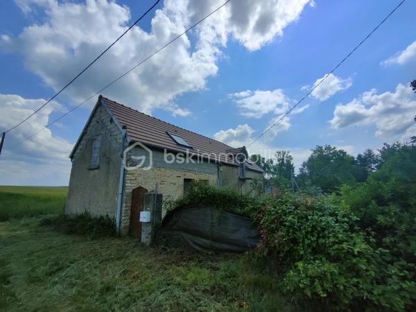 🏡 À VENDRE – Fermette avec potentiel de 115 m² à Jussy-le-Chaudrier 

Calme absolu – Grand terrain arboré – Travaux à finir
Située à Jussy-le-Chaudrier, découvrez cette fermette pleine de charme à finir de rénover, offrant 75 m² habitables aujourd’hui, avec un potentiel total de 115 m².

🏠 Descriptif du bien :
Rez-de-chaussée :
	• Cuisine de 15 m²
	• Salle d’eau (douche + lavabo)
	• WC séparé
	• Salon lumineux de 20,6 m²
	• Pièce à terminer de 21,5 m², idéale pour une future salle à manger
Étage :
	• Palier desservant :
		○ Un WC
		○ Une salle de bain
		○ Une chambre de 14 m² (possibilité de la diviser en deux chambres indépendantes)
		○ Grenier aménageable de 20 m², parfait pour une suite parentale

🛠️ Caractéristiques techniques :
	• Chauffage électrique
	• Double vitrage PVC sur toutes les menuiseries
	• Vélux bois double vitrage à l’étage
	• Assainissement individuel 
	• Toiture récente 

🌳 Extérieur :
	• Grand terrain arboré de 4 060 m²
	• Environnement ultra calme, aucun vis-à-vis, parfait pour les amoureux de la nature

💡 Un bien idéal pour un projet familial ou une résidence secondaire à personnaliser à votre goût.
📞 Contactez moi dès maintenant pour plus d’informations ou pour organiser une visite 06.61.74.25.29.

Photos supplémentaires disponibles sur BSK IMMOBILIER > Nos conseillers > Julien LELONG.

Informations annonce: