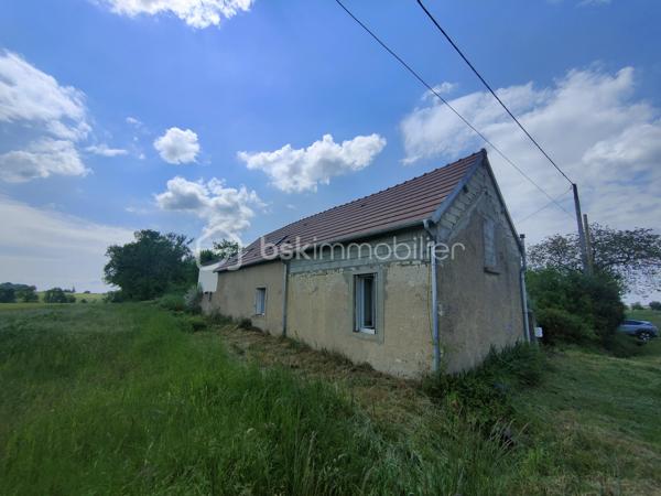 🏡 À VENDRE – Fermette avec potentiel de 115 m² à Jussy-le-Chaudrier 

Calme absolu – Grand terrain arboré – Travaux à finir
Située à Jussy-le-Chaudrier, découvrez cette fermette pleine de charme à finir de rénover, offrant 75 m² habitables aujourd’hui, avec un potentiel total de 115 m².

🏠 Descriptif du bien :
Rez-de-chaussée :
	• Cuisine de 15 m²
	• Salle d’eau (douche + lavabo)
	• WC séparé
	• Salon lumineux de 20,6 m²
	• Pièce à terminer de 21,5 m², idéale pour une future salle à manger
Étage :
	• Palier desservant :
		○ Un WC
		○ Une salle de bain
		○ Une chambre de 14 m² (possibilité de la diviser en deux chambres indépendantes)
		○ Grenier aménageable de 20 m², parfait pour une suite parentale

🛠️ Caractéristiques techniques :
	• Chauffage électrique
	• Double vitrage PVC sur toutes les menuiseries
	• Vélux bois double vitrage à l’étage
	• Assainissement individuel 
	• Toiture récente 

🌳 Extérieur :
	• Grand terrain arboré de 4 060 m²
	• Environnement ultra calme, aucun vis-à-vis, parfait pour les amoureux de la nature

💡 Un bien idéal pour un projet familial ou une résidence secondaire à personnaliser à votre goût.
📞 Contactez moi dès maintenant pour plus d’informations ou pour organiser une visite 06.61.74.25.29.

Photos supplémentaires disponibles sur BSK IMMOBILIER > Nos conseillers > Julien LELONG.

Informations annonce: