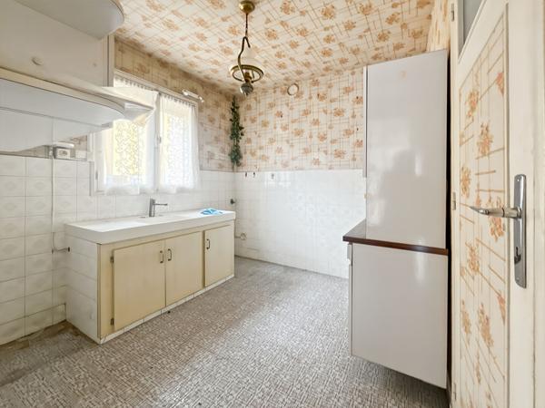 Triplex avec toit-terrasse Fort potentiel (travaux à prévoir)