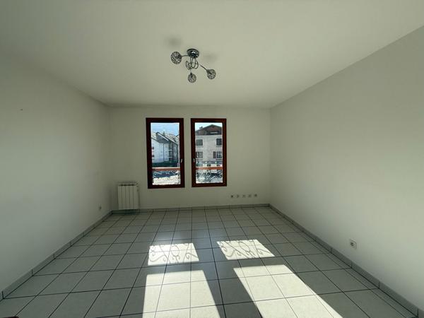 FAVERGES. APPARTEMENT T2 DE 36.89M² AVEC PARKING PRIVATIF ET CAVE