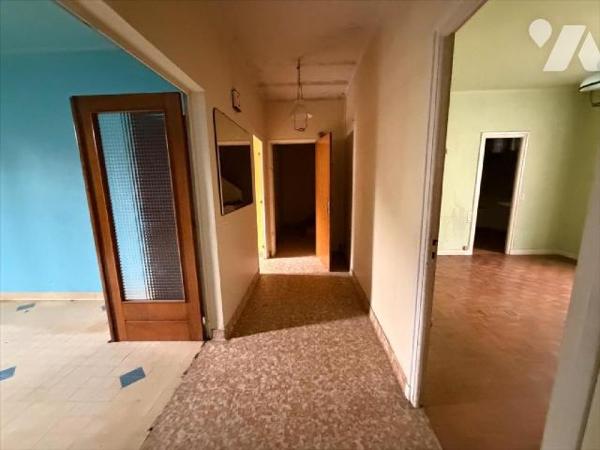  

Dans un ensemble immobilier  construit en pierres côté rue, et en parpaings sur l'arrière,
c...