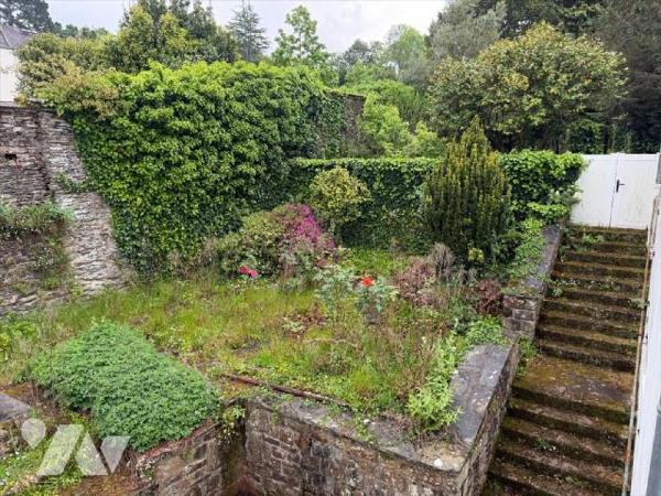  

Dans un ensemble immobilier  construit en pierres côté rue, et en parpaings sur l'arrière,
c...