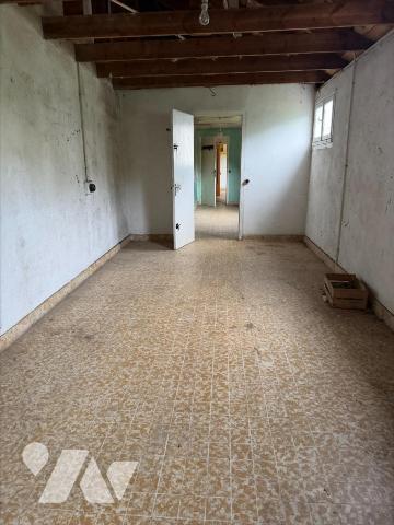  

Dans un ensemble immobilier  construit en pierres côté rue, et en parpaings sur l'arrière,
c...