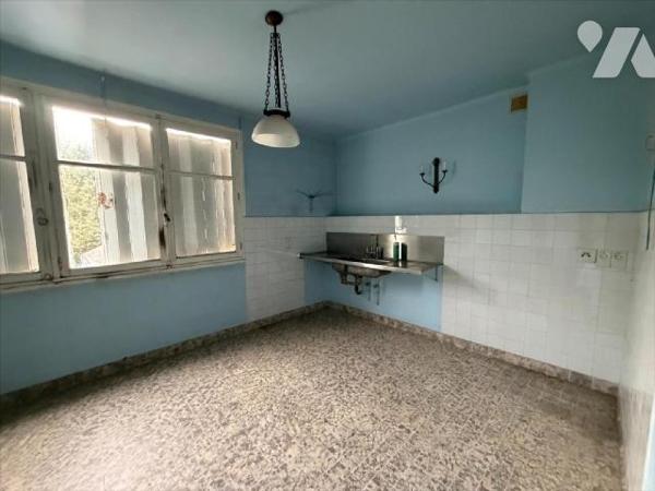  

Dans un ensemble immobilier  construit en pierres côté rue, et en parpaings sur l'arrière,
c...