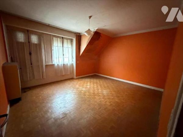  

Dans un ensemble immobilier  construit en pierres côté rue, et en parpaings sur l'arrière,
c...