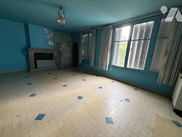  

Dans un ensemble immobilier  construit en pierres côté rue, et en parpaings sur l'arrière,
c...