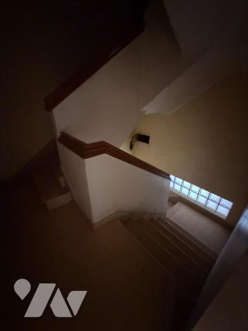  

Dans un ensemble immobilier  construit en pierres côté rue, et en parpaings sur l'arrière,
c...
