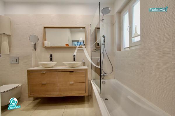 EXCLUSIVITÉ - PÉROLS CENTRE VILLE - VILLA DE PLAIN-PIED - NON MITOYENNE - 100 M2 - ENTIEREMENT RÉNOVÉE EN 2019 - 4 PIÉCES - 3 CHAMBRES DONT 1 CHAMBRE PARENTALE - GARAGE À MOTOS - PARKING PRIVATIF - CLIMATISATION - CHAUFFAGE GAZ - TERRASSE BOIS - PISCINE