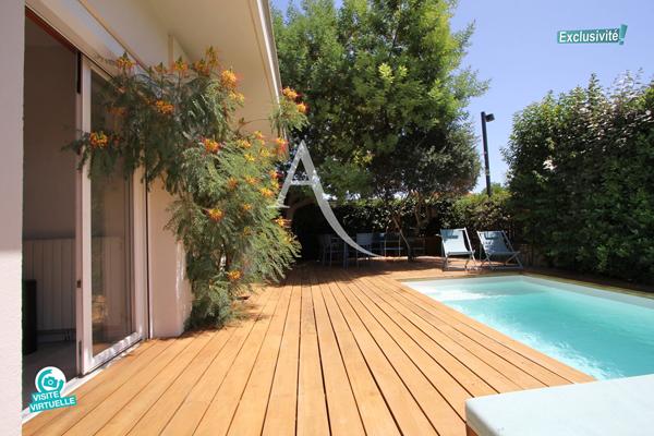 EXCLUSIVITÉ - PÉROLS CENTRE VILLE - VILLA DE PLAIN-PIED - NON MITOYENNE - 100 M2 - ENTIEREMENT RÉNOVÉE EN 2019 - 4 PIÉCES - 3 CHAMBRES DONT 1 CHAMBRE PARENTALE - GARAGE À MOTOS - PARKING PRIVATIF - CLIMATISATION - CHAUFFAGE GAZ - TERRASSE BOIS - PISCINE