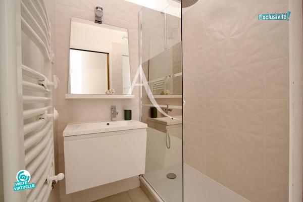 EXCLUSIVITÉ - PÉROLS CENTRE VILLE - VILLA DE PLAIN-PIED - NON MITOYENNE - 100 M2 - ENTIEREMENT RÉNOVÉE EN 2019 - 4 PIÉCES - 3 CHAMBRES DONT 1 CHAMBRE PARENTALE - GARAGE À MOTOS - PARKING PRIVATIF - CLIMATISATION - CHAUFFAGE GAZ - TERRASSE BOIS - PISCINE