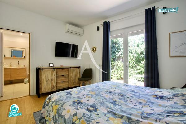 EXCLUSIVITÉ - PÉROLS CENTRE VILLE - VILLA DE PLAIN-PIED - NON MITOYENNE - 100 M2 - ENTIEREMENT RÉNOVÉE EN 2019 - 4 PIÉCES - 3 CHAMBRES DONT 1 CHAMBRE PARENTALE - GARAGE À MOTOS - PARKING PRIVATIF - CLIMATISATION - CHAUFFAGE GAZ - TERRASSE BOIS - PISCINE