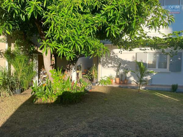 A louer grand Appartement T4 sur ETANG SALE LES BAINS avec un beau et grand jardin