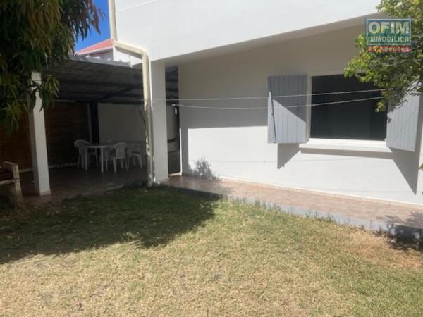 A louer grand Appartement T4 sur ETANG SALE LES BAINS avec un beau et grand jardin