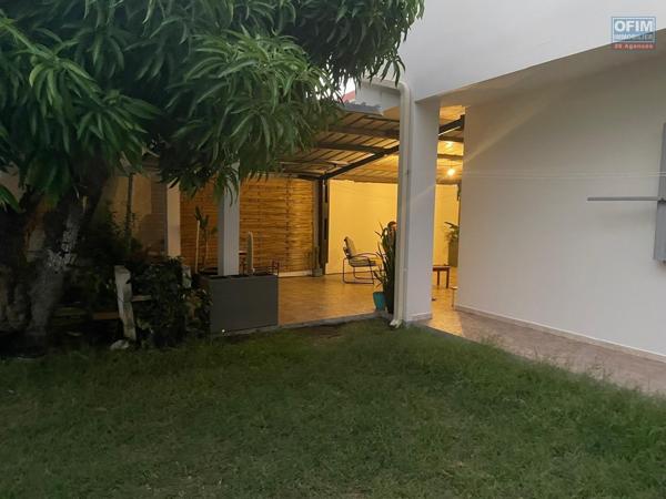 A louer grand Appartement T4 sur ETANG SALE LES BAINS avec un beau et grand jardin