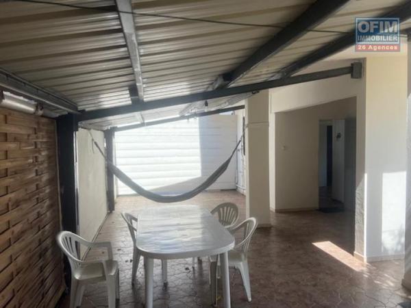 A louer grand Appartement T4 sur ETANG SALE LES BAINS avec un beau et grand jardin