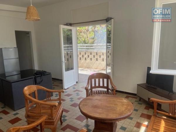 A louer grand Appartement T4 sur ETANG SALE LES BAINS avec un beau et grand jardin