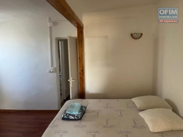 A louer grand Appartement T4 sur ETANG SALE LES BAINS avec un beau et grand jardin