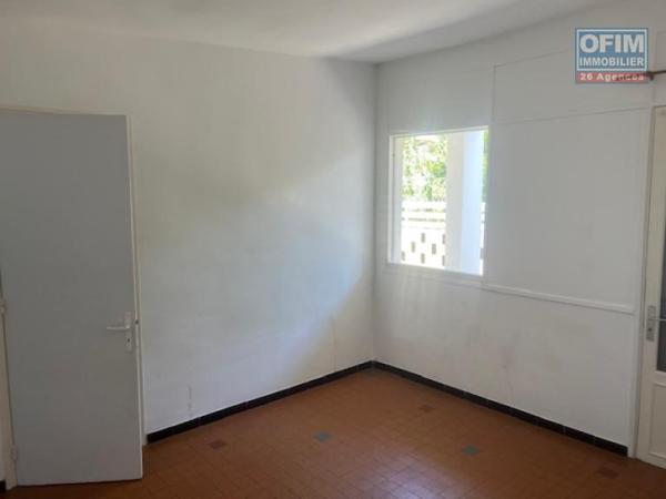A louer grand Appartement T4 sur ETANG SALE LES BAINS avec un beau et grand jardin