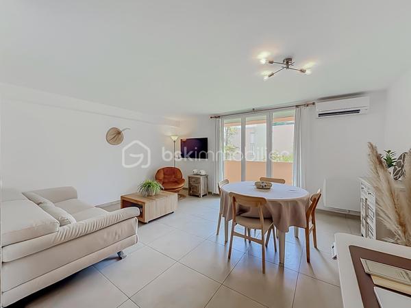 Contactez Lory Montelon au 06 69 53 61 29.

APPARTEMENT T3 RÉNOVÉ DE 72 M² AVEC TERRASSE, PARKING ET ASCENSEUR – COUP DE CŒUR !

MONTPELLIER – SABINES

Découvrez ce charmant T3 de 72 m², entièrement rénové, situé au 1er étage avec ascenseur dans une résidence idéalement située.

L’appartement, traversant et climatisé, se compose d’une belle pièce de vie lumineuse avec cuisine américaine aménagée et équipée, de deux chambres avec placards, d’une salle de bains avec double vasque et d’un WC indépendant.

Vous profiterez également d’un agréable balcon exposé Sud/Est ainsi que d’une place de parking privative.

Côté confort, le bien dispose de la climatisation réversible, de fenêtres en double vitrage et d’un ballon d’eau chaude remplacé en novembre 2024. Son DPE classé B est un véritable atout pour bénéficier d’une consommation énergétique maîtrisée.

Sa localisation est idéale : écoles à 600 m, Clinique Saint-Roch à 400 m, Halles Plaza à 400 m et tramway Sabines à seulement 400 m. Accès autoroute à environ 2 km.

Une vidéo est disponible sur demande. 

À visiter sans tarder !