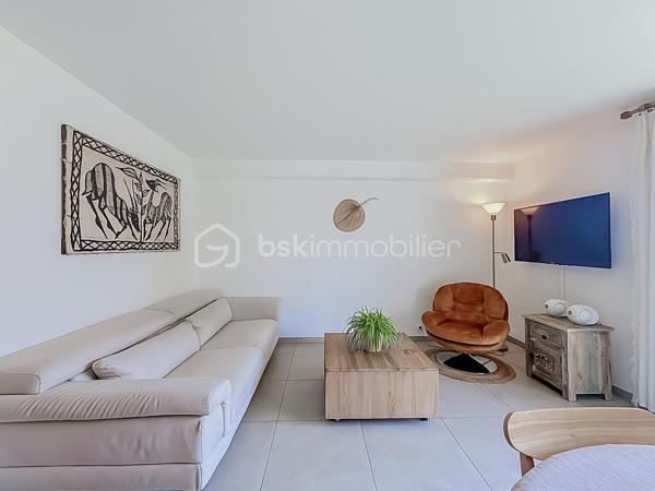 Contactez Lory Montelon au 06 69 53 61 29.

APPARTEMENT T3 RÉNOVÉ DE 72 M² AVEC TERRASSE, PARKING ET ASCENSEUR – COUP DE CŒUR !

MONTPELLIER – SABINES

Découvrez ce charmant T3 de 72 m², entièrement rénové, situé au 1er étage avec ascenseur dans une résidence idéalement située.

L’appartement, traversant et climatisé, se compose d’une belle pièce de vie lumineuse avec cuisine américaine aménagée et équipée, de deux chambres avec placards, d’une salle de bains avec double vasque et d’un WC indépendant.

Vous profiterez également d’un agréable balcon exposé Sud/Est ainsi que d’une place de parking privative.

Côté confort, le bien dispose de la climatisation réversible, de fenêtres en double vitrage et d’un ballon d’eau chaude remplacé en novembre 2024. Son DPE classé B est un véritable atout pour bénéficier d’une consommation énergétique maîtrisée.

Sa localisation est idéale : écoles à 600 m, Clinique Saint-Roch à 400 m, Halles Plaza à 400 m et tramway Sabines à seulement 400 m. Accès autoroute à environ 2 km.

Une vidéo est disponible sur demande. 

À visiter sans tarder !