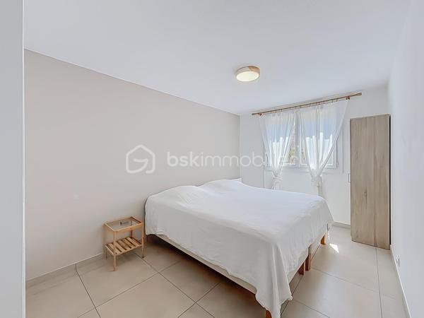 Contactez Lory Montelon au 06 69 53 61 29.

APPARTEMENT T3 RÉNOVÉ DE 72 M² AVEC TERRASSE, PARKING ET ASCENSEUR – COUP DE CŒUR !

MONTPELLIER – SABINES

Découvrez ce charmant T3 de 72 m², entièrement rénové, situé au 1er étage avec ascenseur dans une résidence idéalement située.

L’appartement, traversant et climatisé, se compose d’une belle pièce de vie lumineuse avec cuisine américaine aménagée et équipée, de deux chambres avec placards, d’une salle de bains avec double vasque et d’un WC indépendant.

Vous profiterez également d’un agréable balcon exposé Sud/Est ainsi que d’une place de parking privative.

Côté confort, le bien dispose de la climatisation réversible, de fenêtres en double vitrage et d’un ballon d’eau chaude remplacé en novembre 2024. Son DPE classé B est un véritable atout pour bénéficier d’une consommation énergétique maîtrisée.

Sa localisation est idéale : écoles à 600 m, Clinique Saint-Roch à 400 m, Halles Plaza à 400 m et tramway Sabines à seulement 400 m. Accès autoroute à environ 2 km.

Une vidéo est disponible sur demande. 

À visiter sans tarder !