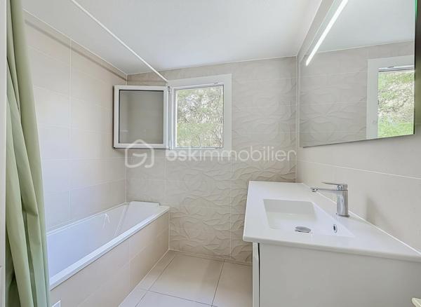 Contactez Lory Montelon au 06 69 53 61 29.

APPARTEMENT T3 RÉNOVÉ DE 72 M² AVEC TERRASSE, PARKING ET ASCENSEUR – COUP DE CŒUR !

MONTPELLIER – SABINES

Découvrez ce charmant T3 de 72 m², entièrement rénové, situé au 1er étage avec ascenseur dans une résidence idéalement située.

L’appartement, traversant et climatisé, se compose d’une belle pièce de vie lumineuse avec cuisine américaine aménagée et équipée, de deux chambres avec placards, d’une salle de bains avec double vasque et d’un WC indépendant.

Vous profiterez également d’un agréable balcon exposé Sud/Est ainsi que d’une place de parking privative.

Côté confort, le bien dispose de la climatisation réversible, de fenêtres en double vitrage et d’un ballon d’eau chaude remplacé en novembre 2024. Son DPE classé B est un véritable atout pour bénéficier d’une consommation énergétique maîtrisée.

Sa localisation est idéale : écoles à 600 m, Clinique Saint-Roch à 400 m, Halles Plaza à 400 m et tramway Sabines à seulement 400 m. Accès autoroute à environ 2 km.

Une vidéo est disponible sur demande. 

À visiter sans tarder !