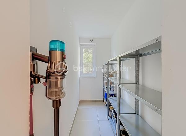 Contactez Lory Montelon au 06 69 53 61 29.

APPARTEMENT T3 RÉNOVÉ DE 72 M² AVEC TERRASSE, PARKING ET ASCENSEUR – COUP DE CŒUR !

MONTPELLIER – SABINES

Découvrez ce charmant T3 de 72 m², entièrement rénové, situé au 1er étage avec ascenseur dans une résidence idéalement située.

L’appartement, traversant et climatisé, se compose d’une belle pièce de vie lumineuse avec cuisine américaine aménagée et équipée, de deux chambres avec placards, d’une salle de bains avec double vasque et d’un WC indépendant.

Vous profiterez également d’un agréable balcon exposé Sud/Est ainsi que d’une place de parking privative.

Côté confort, le bien dispose de la climatisation réversible, de fenêtres en double vitrage et d’un ballon d’eau chaude remplacé en novembre 2024. Son DPE classé B est un véritable atout pour bénéficier d’une consommation énergétique maîtrisée.

Sa localisation est idéale : écoles à 600 m, Clinique Saint-Roch à 400 m, Halles Plaza à 400 m et tramway Sabines à seulement 400 m. Accès autoroute à environ 2 km.

Une vidéo est disponible sur demande. 

À visiter sans tarder !