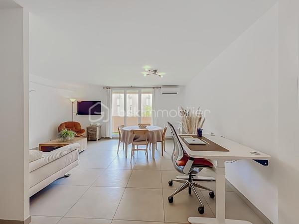 Contactez Lory Montelon au 06 69 53 61 29.

APPARTEMENT T3 RÉNOVÉ DE 72 M² AVEC TERRASSE, PARKING ET ASCENSEUR – COUP DE CŒUR !

MONTPELLIER – SABINES

Découvrez ce charmant T3 de 72 m², entièrement rénové, situé au 1er étage avec ascenseur dans une résidence idéalement située.

L’appartement, traversant et climatisé, se compose d’une belle pièce de vie lumineuse avec cuisine américaine aménagée et équipée, de deux chambres avec placards, d’une salle de bains avec double vasque et d’un WC indépendant.

Vous profiterez également d’un agréable balcon exposé Sud/Est ainsi que d’une place de parking privative.

Côté confort, le bien dispose de la climatisation réversible, de fenêtres en double vitrage et d’un ballon d’eau chaude remplacé en novembre 2024. Son DPE classé B est un véritable atout pour bénéficier d’une consommation énergétique maîtrisée.

Sa localisation est idéale : écoles à 600 m, Clinique Saint-Roch à 400 m, Halles Plaza à 400 m et tramway Sabines à seulement 400 m. Accès autoroute à environ 2 km.

Une vidéo est disponible sur demande. 

À visiter sans tarder !
